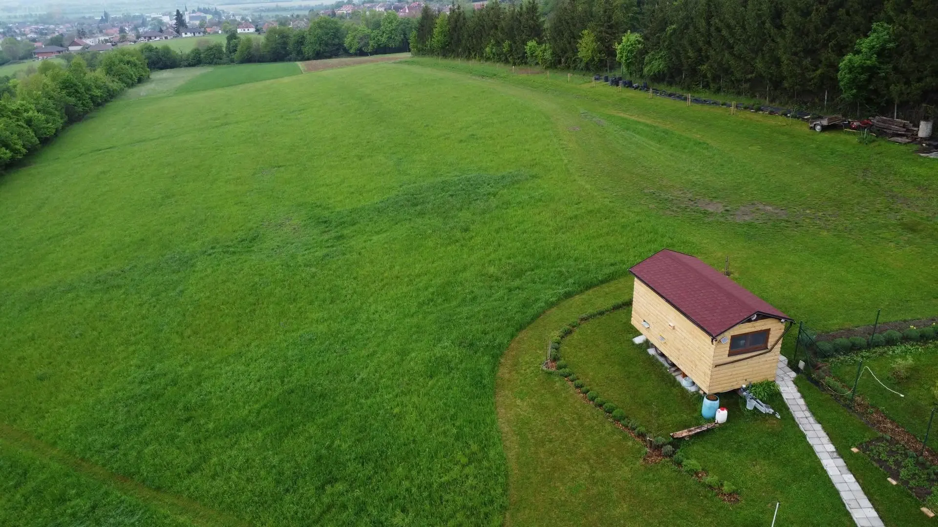 Letecký pohľad na drevený apidomček na zelenej lúke v Sološnici