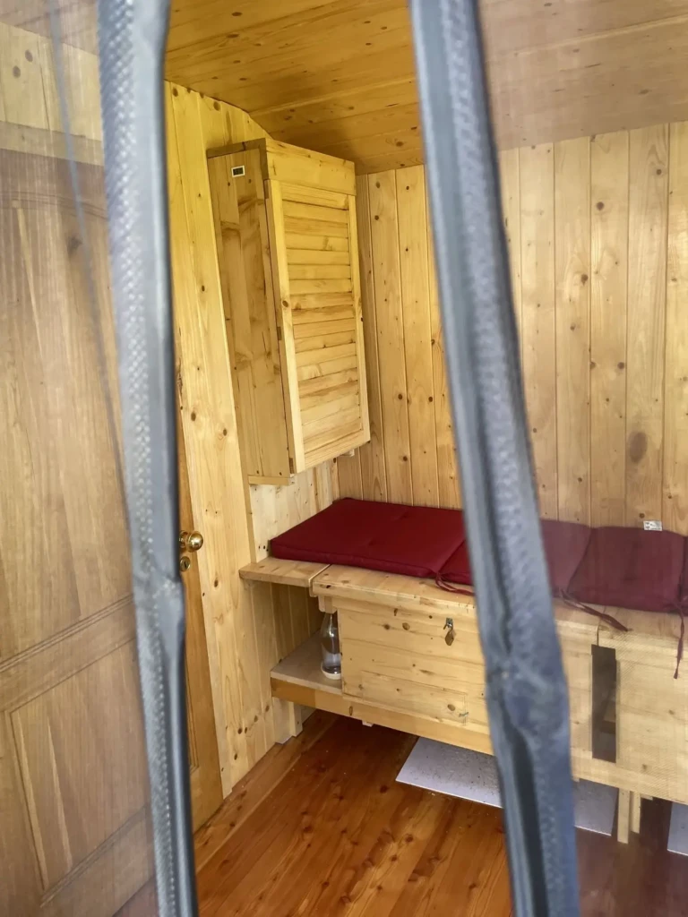 Drevený interiér apidomčeka s ležadlom na apiterapiu