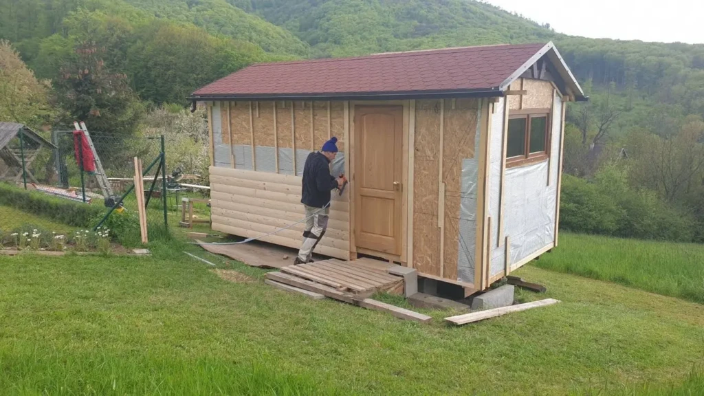 Stavba dreveného apidomčeka na lúke pod lesom