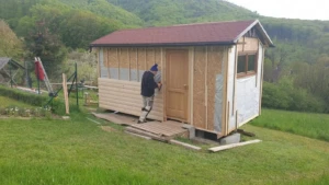 Stavba dreveného apidomčeka na lúke pod lesom
